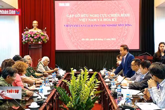 Báo Nhân Dân tiếp nhận di vật liệt sĩ từ cựu chiến binh Mỹ