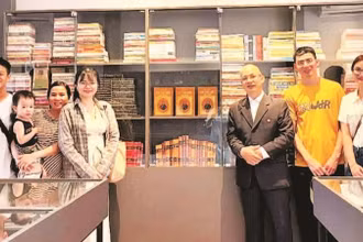 Ông Tài (mặc vest, đeo kính) mong rằng bộ sưu tập sẽ giúp nhiều người hiểu hơn về Truyện Kiều.