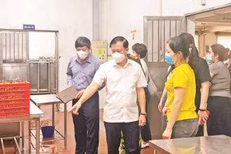 Đoàn kiểm tra liên ngành về an toàn thực phẩm chỉ ra nhiều vi phạm tại bếp ăn của Công ty TNHH Đồ chơi Chee Wah Việt Nam. (Ảnh THU TRANG)
