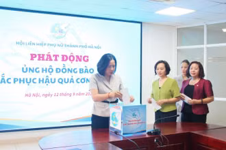 Lãnh đạo, cán bộ Hội Liên hiệp Phụ nữ Hà Nội ủng hộ đồng bào chịu thiệt hại sau bão số 3.