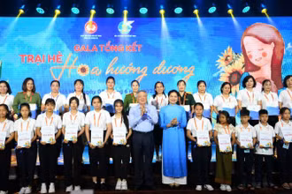 Đồng chí Nguyễn Hòa Bình và đồng chí Hà Thị Nga trao quà tặng các cặp Mẹ-Con trong chương trình Gala.