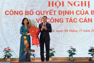 Trưởng Ban Tổ chức Trung ương Lê Minh Hưng trao Quyết định của Bộ Chính trị điều động, chỉ định đồng chí Nguyễn Thị Tuyến giữ chức Bí thư Đảng đoàn Hội Liên hiệp Phụ nữ Việt Nam, nhiệm kỳ 2022-2027.