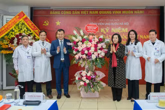 Phó Chủ tịch Quốc hội Nguyễn Thị Thanh thăm và chúc mừng cán bộ, bác sĩ tại Bệnh viện Ung bướu Hà Nội. 