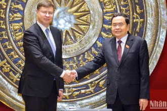 Phó Chủ tịch Thường trực Quốc hội Trần Thanh Mẫn và Phó Chủ tịch Ủy ban châu Âu (EC) kiêm Cao ủy thương mại EU Valdis Dombrovski tại buổi tiếp. (Ảnh: Duy Linh)