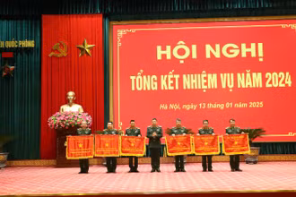 Giám đốc Học viện Quốc phòng Thượng tướng Trần Việt Khoa trao Cờ thi đua tặng các đơn vị xuất sắc. 