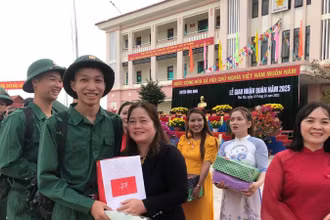 Đông đảo cán bộ, nhân dân dự và động viên thanh niên nhập ngũ tại huyện miền núi Sông Hinh, Phú Yên. (Ảnh: Văn Thùy)