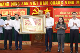 Đồng chí Phan Đình Trạc, Ủy viên Bộ Chính trị, Bí Thư Trung ương Đảng, Trưởng Ban Nội chính Trung ương tặng quà lưu niệm cho Thường trực Tỉnh ủy Phú Yên.