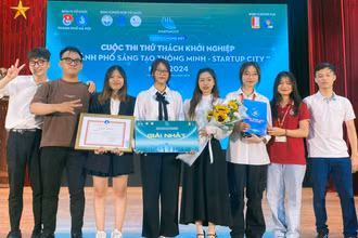 Nhóm tác giả đoạt giải Nhất. (ẢNH: HUST.EDU.VN)