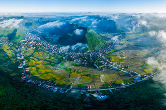 Làng Quỳnh Sơn nằm trong thung lũng, ở độ cao hơn 600m, giữa các dãy núi đá vôi cho nên quanh năm nhiều sương mù, mây phủ. (Ảnh: VĂN TRƯỜNG).
