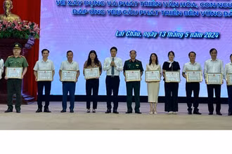 Lãnh đạo tỉnh Lai Châu trao Bằng khen cho các tập thể.