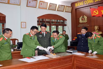 Cơ quan điều tra kiểm tra tang vật vụ án.