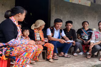 Trưởng bản – Bí thư chi bộ của bản Mán Tiển Lý Chin Phú (người ngồi giữa) là người tâm huyết và có nhiều đóng góp vào sự thay đổi của người Dao đỏ nơi đây. 