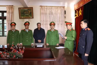 Cơ quan điều tra đọc quyết định khởi tố đối với Nguyễn Văn Vấn.