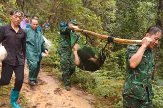 Nạn nhân được đưa về sau 4 ngày gặp nạn trong rừng.
