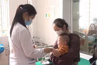 Nhiệt độ xuống thấp khiến số lượng trẻ nhỏ và người già phải nhập viện tăng cao.