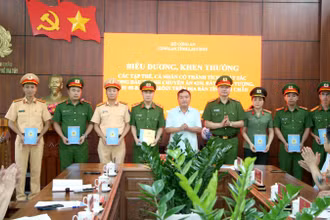 Lãnh đạo UBND tỉnh Lai Châu biểu dương, khen thưởng các lực lượng phá chuyên án.