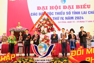 Lãnh đạo tỉnh Lai Châu tặng hoa chúc mừng đại hội.