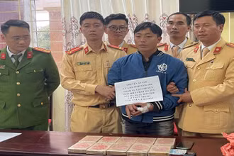 Đối tượng Sở bị bắt cùng tang vật vụ án khi đang trên đường vận chuyển ma túy đi tiêu thụ.