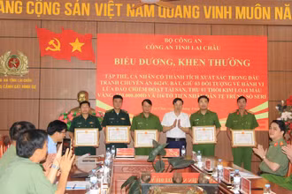 Chủ tịch tỉnh Lai Châu tặng Bằng khen cho các tập thể, cá nhân có thành tích xuất sắc trong đấu tranh phòng, chống tội phạm.