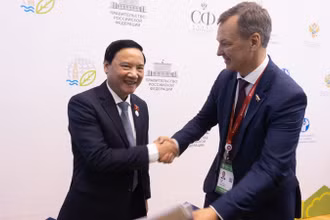 Phó Chủ tịch Quốc hội Nguyễn Khắc Định gặp ông Andrey Yatskin, Phó Chủ tịch thứ nhất Hội đồng Liên bang (Thượng viện) Nga bên lề Đại hội. (Ảnh: THANH THỂ) 