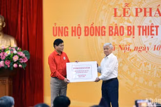 Đồng chí Đỗ Văn Chiến, Ủy viên Bộ Chính trị, Bí thư Trung ương Đảng, Chủ tịch Ủy ban Trung ương Mặt trận Tổ quốc Việt Nam tiếp nhận kinh phí ủng hộ từ đại diện các cơ quan, đơn vị, tổ chức, nhà hảo tâm chiều 10/9.