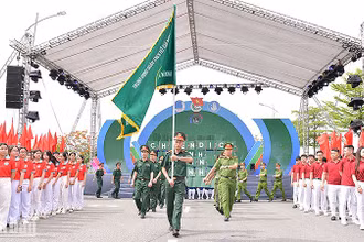 Tình nguyện viên lực lượng vũ trang với lá cờ Chiến dịch "Hành quân xanh" - một trong những mũi nhọn của Chiến dịch Thanh niên tình nguyện hè. 