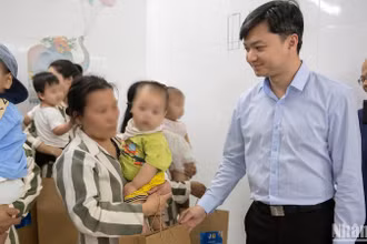 Bí thư Trung ương Đoàn, Chủ tịch Hội Sinh viên Việt Nam Nguyễn Minh Triết đến thăm, trao quà tặng thiếu nhi dưới 36 tháng tuổi là con phạm nhân đang ở cùng mẹ trong các phân trại của Trại giam Quyết Tiến. 