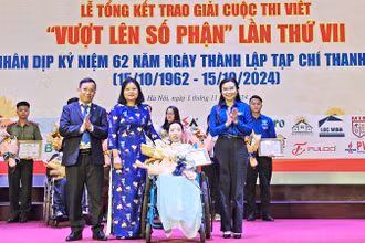 Bí thư Trung ương Đoàn, Chủ tịch Hội Đồng đội Trung ương Nguyễn Phạm Duy Trang (hàng đầu, bên phải) trao giải đặc biệt của Cuộc thi tặng tác giả Nguyễn Phương Thúy với tác phẩm "Tin vào những điều tốt đẹp".