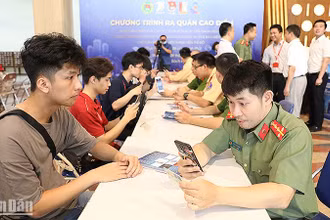 Chiến sĩ trẻ lực lượng công an thành phố Hà Nội hỗ trợ người dân kích hoạt định danh điện tử tại chương trình ra quân.