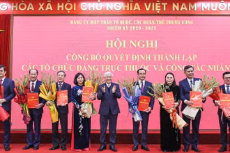 Đồng chí Đỗ Văn Chiến trao quyết định cho các đồng chí thuộc 22 tổ chức đảng trực thuộc Đảng ủy Mặt trận Tổ quốc, các đoàn thể Trung ương.