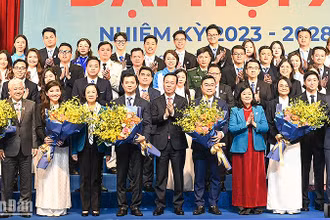 Các đồng chí lãnh đạo Đảng, Nhà nước tặng hoa chúc mừng Ban Chấp hành Trung ương Hội Sinh viên Việt Nam khóa XI, nhiệm kỳ 2023-2028. 