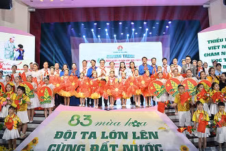 Đại diện các bộ, ban, ngành, đoàn thể cùng thiếu nhi chụp hình lưu niệm tại buổi lễ.