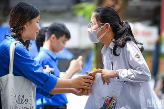 Tình nguyện viên chương trình "Tiếp sức mùa thi" hỗ trợ thí sinh trong kỳ thi tốt nghiệp trung học phổ thông.