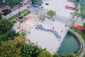 Các đại biểu dự Đại hội và thiếu nhi địa phương xếp hình bản đồ Tổ quốc tại tượng đài Hoàng thái hậu Ỷ Lan (xã Dương Xá).
