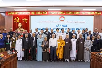 Chủ tịch Ủy ban Trung ương Mặt trận Tổ quốc Việt Nam Đỗ Văn Chiến và Đoàn đại biểu dân tộc thiểu số, chức sắc tiêu biểu các tôn giáo tỉnh Lâm Đồng tại buổi gặp mặt.