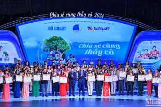 Bí thư thứ nhất Trung ương Đoàn Bùi Quang Huy (ở giữa) và đại diện các bộ, ngành cùng 60 đại biểu chương trình "Chia sẻ cùng thầy cô" năm 2024.