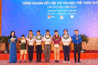 Bí thư Trung ương Đoàn, Chủ tịch Hội Sinh viên Việt Nam Nguyễn Minh Triết (ngoài cùng bên phải) trao Huy hiệu "Tuổi trẻ sáng tạo" tặng 6 thí sinh giành giải Nhất Hội thi Tin học trẻ toàn quốc lần thứ 29, năm 2023.