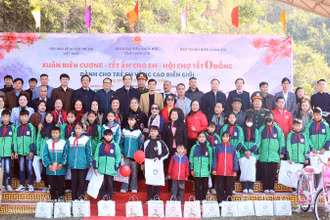 Đại diện các bộ, ban, ngành, đoàn thể trao quà, học bổng tặng trẻ em huyện Tràng Định.
