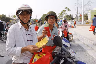 Người dân có hoàn cảnh khó khăn sau khi tham gia trò chơi hái lộc trong khuôn khổ chương trình "Tết sẻ chia, năm Rồng khởi sắc".