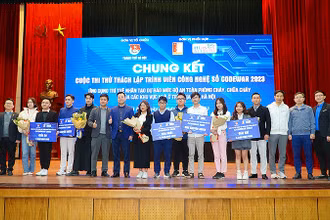 Đại diện Ban tổ chức cùng các thí sinh giành giải tại chung kết Cuộc thi.