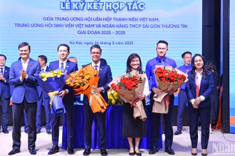 Đồng chí Bùi Quang Huy, Ủy viên dự khuyết Trung ương Đảng, Bí thư thứ nhất Trung ương Đoàn (ngoài cùng bên trái) trao hoa tặng đại diện các bên liên quan tại buổi lễ.