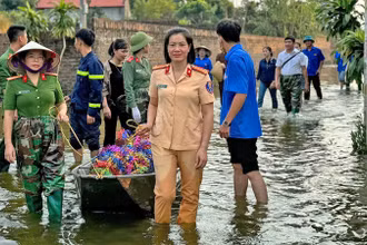 Chiến sĩ công an làm bánh, vượt lũ mang "Mùa trăng ý nghĩa" đến với thiếu nhi