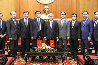 Các đồng chí Đỗ Văn Chiến, Vương Quốc Sinh (thứ 5 và 6 từ phải qua) cùng đại diện lãnh đạo Trung ương Mặt trận Tổ quốc Việt Nam, Chính hiệp toàn quốc Trung Quốc tại buổi tiếp. 