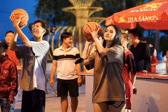 Người dân hào hứng tham gia các hoạt động. 