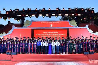 Đại diện lãnh đạo thành phố Hà Nội và các bộ, ban, ngành, đoàn thể liên quan cùng 100 thủ khoa xuất sắc của Thủ đô năm 2024.