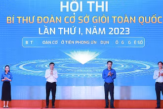 Các đồng chí đại diện Trung ương Đoàn và các đơn vị liên quan thực hiện nghi lễ phát động Hội thi.