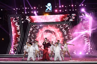 Ca sĩ Hòa Minzy trên sân khấu Hành trình "Bài ca sinh viên" năm 2023.