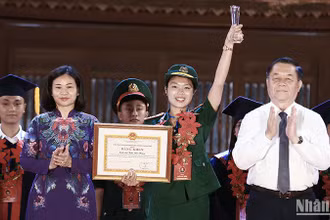 Các đồng chí Nguyễn Trọng Nghĩa và Nguyễn Thị Tuyến (lần lượt thứ nhất và ba từ phải sang) trao phần thưởng tặng các thủ khoa xuất sắc của Thủ đô năm 2023 tại buổi lễ.