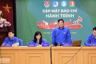Trưởng Ban Tuyên giáo Trung ương Đoàn Nguyễn Thái An (đứng) và các Phó Chủ tịch Thường trực Hội Liên hiệp Thanh niên Việt Nam, Hội Sinh viên Việt Nam, Hội đồng Đội Trung ương trao đổi thông tin về Hành trình. 