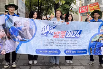 MC Khánh Vy, Đại sứ chương trình "Tiếp sức mùa thi", cùng các tình nguyện viên cổ vũ thí sinh.